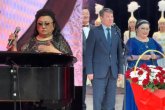 «Шаң ғой мынау!»: Мақпал Жүнісованың сахнадаға әрекеті көпті күлкіге батырды (ВИДЕО)