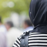 «Шеш андағыны»: Павлодар облысында әйел қыздың басындағы орамалын жұлып, тепкен (ВИДЕО)