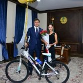 Шымкенттің әкімі Назима Жәнібековаға велосипед пен Iphone сыйлады