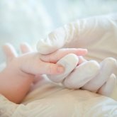 Түркиядан баласын ала алмай жүрген алматылық әйелге белгісіз біреу 20 мың доллар берді