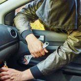 Өскеменде есігі ашық қалған көлікті ұры тонап кетті