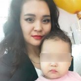 «Айзат қайда кетті?» деп сұрайды: Ақтөбеде лифтіде қаза тапқан журналистің анасы марқұмның кішкентай қызы жайлы айтты