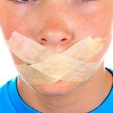 «Қолын байлап, жұмыртқа лақтырды»: Желіде оқушылардың қатарластарына қорлық көрсеткен видеосы жүр (ВИДЕО)