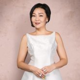 Той көйлегімен фотосессия жасаған Алуа Қонарованың тұрмысқа шығатыны рас па?