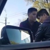 «Бірінде пышақ, екіншісінде тапанша»: Алматыда жүргізушілердің жанжалы видеоға түсіп қалды (ВИДЕО)