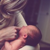 Алматылық жалғызбасты әйел 3 баласын асырай алмай отырғанын айтып жылады