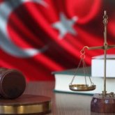 Түркия соты «терроризмді насихаттады» деп айыпталған журналисті ақтады