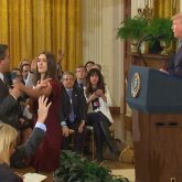 Трампқа бірнеше сұрақ қойғаннан кейін аккредитациясынан айрылып қалған журналист сотта жеңіп шықты