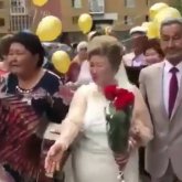 Ақ көйлек киген әжей мен гүл шоғын ұстаған атаға жұрт сүйсінді (ВИДЕО)