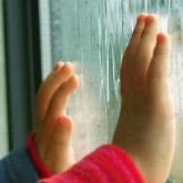 Қарағанды облысында анасы тамақ дайындап жатқанда сәби терезеден құлап кеткен