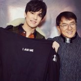 «Сүйіп өскен актерім»: Димаш Құдайберген Джеки Чанға шапан жапты