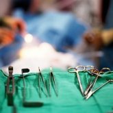 Әйелдің кесар тілігі ашылып кетіп, дәрігерлер келгенше өз ішек-қарынын ұстап отырған