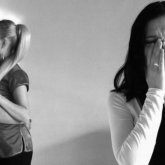 «Түрі ұсқынсыз»: Тараздық әйел 4 баласымен тастап кеткен күйеуін ашынасы дуалап алғанын айтты