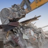 «Ұйқымыздан тұрсақ бұзып жатыр»: Түркістанда үйді ішіндегі адамдармен қоса сүре жаздады (ВИДЕО)