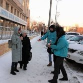 Горячим чаем и баурсаками согревают замерзших жителей столицы