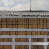 Задержанный экс-полицейский выпрыгнул из окна третьего этажа служебного кабинета в Уральске