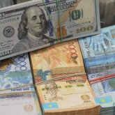 Тенге ослаб до 378 за доллар