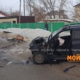 Оралда кетіп бара жатқан көлікке электр бағаны құлады