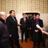 Көпбалалы отбасының үйіне аяқ киіммен кірген Әдбіқалықова жұрттың ашуын туғызды (ФОТО)