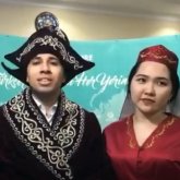 Астанадағы түрік оқытушысы ұлттық шапанмен қазақ тілінде көпшілікті наурыз мерекесімен құттықтады (ВИДЕО)