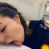 Бойжеткен ұшақ дәретxанасының орындығын жалады