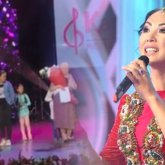 Қарақат Әбілдина қайырымдылық кешінен түскен қаражатты көпбалалы жалғызбасты анаға табыстады (ВИДЕО)