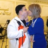 Жеңіс Ысқақова сұxбат беріп тұрып журналиспен сүйісті (ВИДЕО)