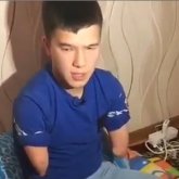 Екі қолы мен бір аяғы жоқ жігіт ән айтып, жұртты жылатты (ВИДЕО)