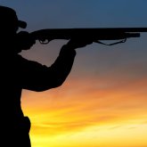 Зейнеткер байқаусызда жасөспірім қызды атып алды