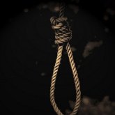 Алматыда ер адам балалардың ойын алаңында асылып қалды