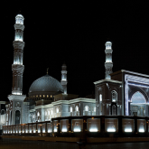 «Ішің ашиды»: Қадір түнінде Нұр-Сұлтандағы мешіт алдында сүйіскен қыз бен жігіт қарияны ашуландырды