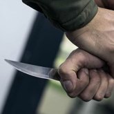 Жезқазғандық ер адам қолында баласы бар әйелді соққыға жығып, полицейге пышақ салған