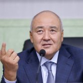 «Үш шенеунік бір үйде»: әкім кеңесшісі Шөкеевтің Арыста тұрып жатқан үйін көрсетті (ВИДЕО)