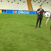 Қазақстандық оқушы әйгілі футболшы Мохамед Салахпен доп ойнады