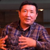 «Неге өсек пен төсектен аса алмай қалдыңдар?»: Бекжан Тұрыс Нүсіпжановтың үйленуіне қатысты сұраққа жауап берді