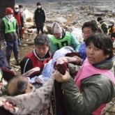 Цунами: жапон шенеуніктері ел арасына барып, отбасымен палаткаға қоныстануға мәжбүр