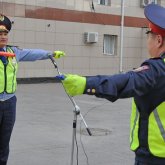 508 жезл бар: павлодарлық полицейлер қоймада шаң басқан «қызыл таяқтарын» қолға ала бастады