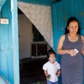 «Алимент төлемейді»: атыраулық 5 балалы келіншек баспанасыз қалып отыр