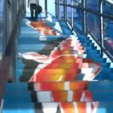 Стрит-арт: Атыраудағы жаяу жүргінші өткелінің баспалдағы түрлі-түсті акулалармен безендірілді