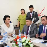 «Женский сөмке көтеріп жүретіндерге қаншадан төлейді екен?»: Оразкүл Асанғазықызының сөмкесін асынған жігіт ұятқа қалды