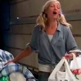 Опера жанрында ән айтқан бомж әйелге танымал продюсер қызығушылық танытты