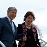 Атамбаевтың әйелі автобуспен жүр (ФОТО)