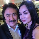 «Айдап салған жоқ»: Марат Омаровтың қызы әкесінің үшінші әйелімен тұрып жатқанын жеткізді