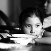 «Бұрынғы анам өтірікші, қазіргі анам шыншыл екен»: әке көзіне жас үйірген кішкентай қыздың әңгімесі