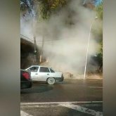 Алматыда жарылған құбырдан ыстық су атқылап жатыр (ВИДЕО)