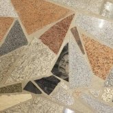 «Марқұмдардың суретімен тұр»: Өскеменде сауда үйінің еденіне құлпытас сынықтары төселген (ВИДЕО)