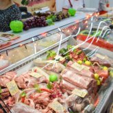 «Бұзылған азық-түлік»: жартылай фабрикаттардан ішек таяқшалары шықты