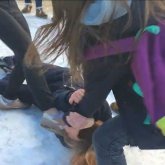 «Шашынан жұлып, темір торға ұрып»: жоғары сынып оқушыларынан қысым көрген қыз ауруханаға түсті