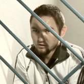 «Кәпірсіңдер»: Сириядағы соғыстан жарақат алған қазақстандық жігіттің оқиғасы (ВИДЕО)