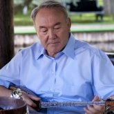 «Нұрлы Сұлтан – Нұрсұлтан!»: жағымпаздықпен жазылған әннің мәтіні мәнсіз болып тұр